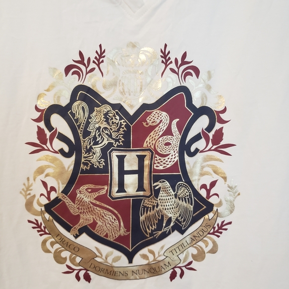 šHogwarts⢠Crest Sleeveless Top Ladies T-Shirt Woman NWOT Tank Top Medium - Picture 5 of 7